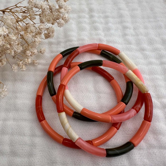 Accumulation de bracelets Anatole été indien – DEBA CREATION Plusieurs bracelets élastiques Anatole aux tons chauds terracotta, corail et kaki – DEBA CREATION