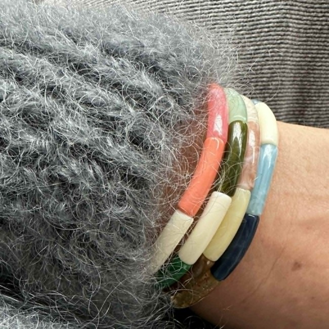 bracelets de créateur perles incurvées en résine colorée, unies, pailletées ou motif animal, élastique, portés atelier proche de Bordeaux bracelets de créateur perles incurvées en résine colorée, unies, pailletées ou motif animal, élastique, portés atelier proche de Bordeaux