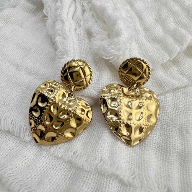 boucles d'oreilles de créateur, acier inox doré, pendentif coeur façon matelassé clou d'oreille rond assorti, atelier proche de Bordeaux boucles d'oreilles de créateur, acier inox doré, pendentif coeur façon matelassé clou d'oreille rond assorti, atelier proche de Bordeaux