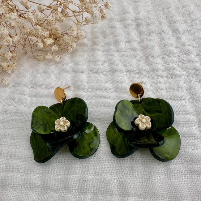 Paire de boucles d’oreilles fleurs vert kaki Lola avec cœur fleuri et clous dorés sur tissu écru – DEBA CREATION
