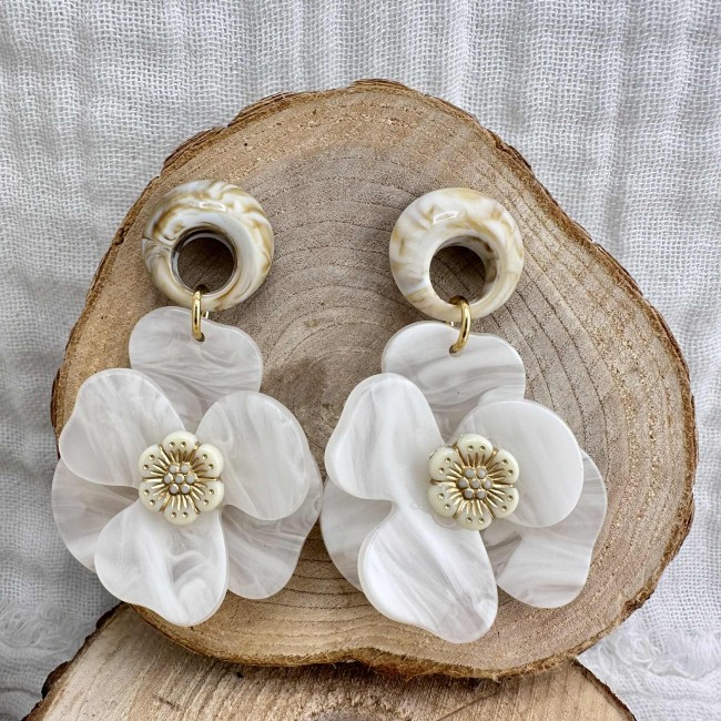 boucles d'oreilles de créateur, pendentif jolie fleur en relief moucheté marron ou blanc marbré clou d'oreille rond assorti acier inox, atelier proche de Bordeaux boucles d'oreilles de créateur, pendentif jolie fleur en relief moucheté marron ou blanc marbré clou d'oreille rond assorti acier inox, atelier proche de Bordeaux