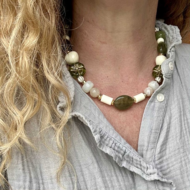 collier de créateur, grosses perles en résine vert et acier inox doré, porté, atelier proche de Bordeaux collier de créateur, grosses perles en résine vert et acier inox doré, porté, atelier proche de Bordeaux