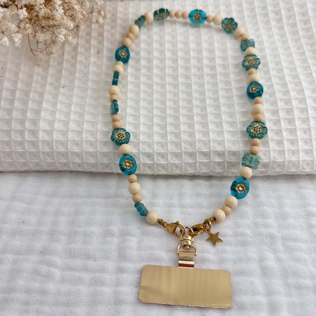 Cordon de téléphone Bouquet de Myosotis en perles turquoise et beige présenté sur fond blanc