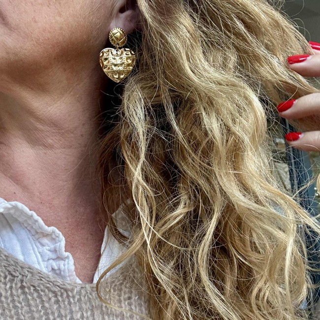 boucles d'oreilles de créateur, acier inox doré, pendentif coeur façon matelassé clou d'oreille rond assorti, portées, atelier proche de Bordeaux boucles d'oreilles de créateur, acier inox doré, pendentif coeur façon matelassé clou d'oreille rond assorti, portées, atelier proche de Bordeaux
