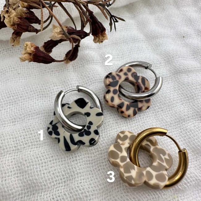 boucles d'oreilles créoles de créateur, pendentif fleur en résine et créoles acier inox doré ou argenté, atelier proche de Bordeaux boucles d'oreilles créoles de créateur, pendentif fleur en résine et créoles acier inox doré ou argenté, atelier proche de Bordeaux