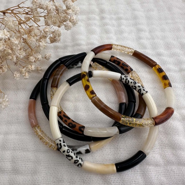 Plusieurs bracelets élastiques Anatole aux tons naturels, noirs, beiges et bruns – DEBA CREATION
