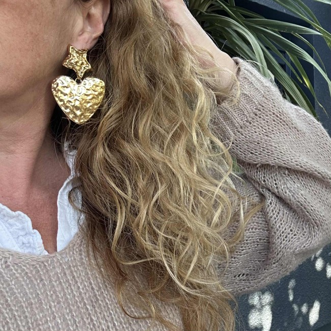 boucles d'oreilles de créateur, acier inoxydable doré, gros pendentif coeur martelé clou d'oreille étoile martelée, portées, atelier proche de Bordeaux boucles d'oreilles de créateur, acier inoxydable doré, gros pendentif coeur martelé clou d'oreille étoile martelée, portées, atelier proche de Bordeaux