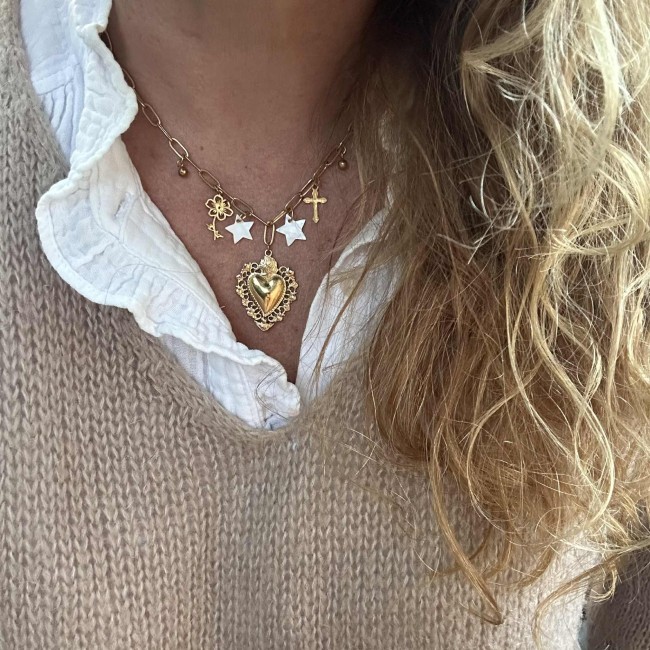 collier créateur, breloques, pampilles et charms, sur chaîne doré, acier inox doré et coloré, ajustable, porté, atelier proche de Bordeaux collier créateur, breloques, pampilles et charms, sur chaîne doré, acier inox doré et coloré, ajustable, porté, atelier proche de Bordeaux