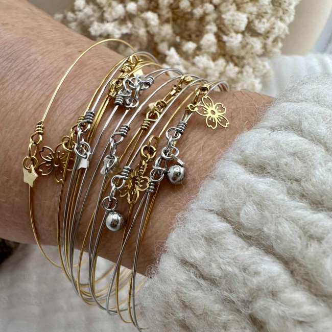 bracelets joncs ultra fins de créateur, fil en acier inoxydable doré ou argenté, mini breloques pampilles fleur, étoile ou perle, portés, atelier proche de Bordeaux bracelets joncs ultra fins de créateur, fil en acier inoxydable doré ou argenté, mini breloques pampilles fleur, étoile ou perle, portés, atelier proche de Bordeaux