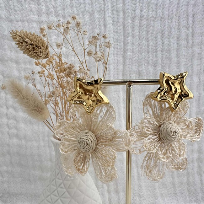 boucles d'oreilles de créateur, fleurs en raphia écru montées sur des clous d'oreilles acier inox doré étoiles martelées, atelier proche de Bordeaux