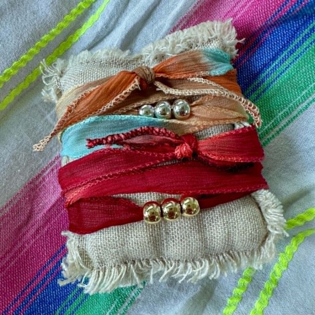 Bracelets bohèmes Annick en soie rouge, camel et beige avec trois perles dorées