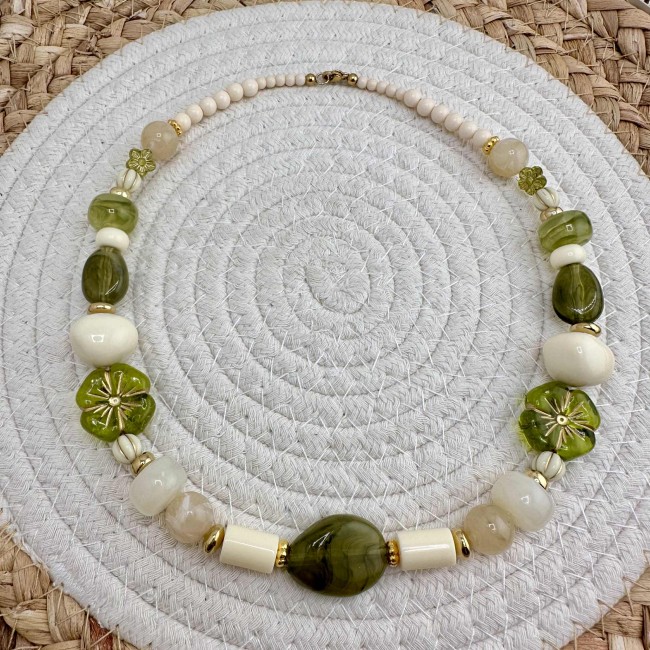 collier de créateur, grosses perles en résine vert et acier inox doré, atelier proche de Bordeaux collier de créateur, grosses perles en résine vert et acier inox doré, atelier proche de Bordeaux