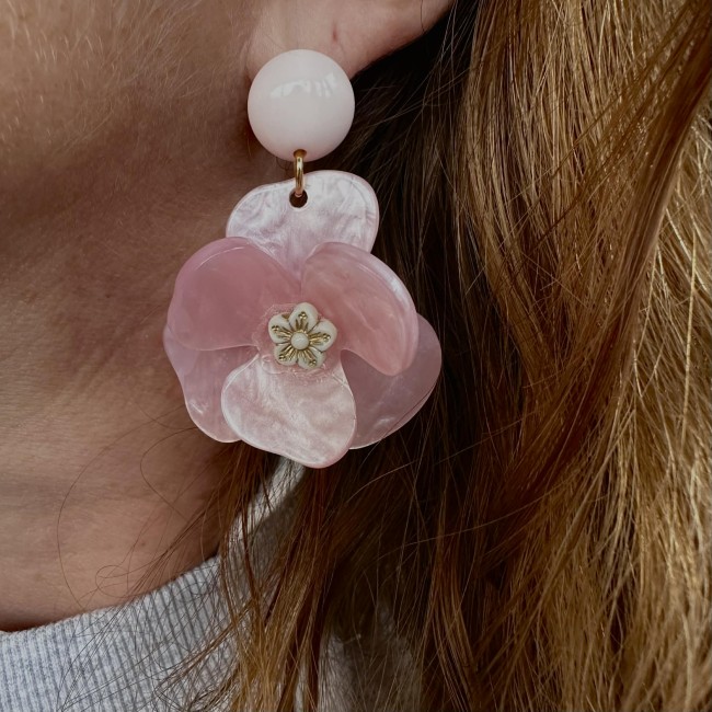 boucles d'oreilles de créateur, pendentif résine jolie fleur en relief en résine colorée clou d'oreille rond assorti acier inox, 8 coloris au choix, ici modèle rose pâle porté, atelier proche de Bordeaux