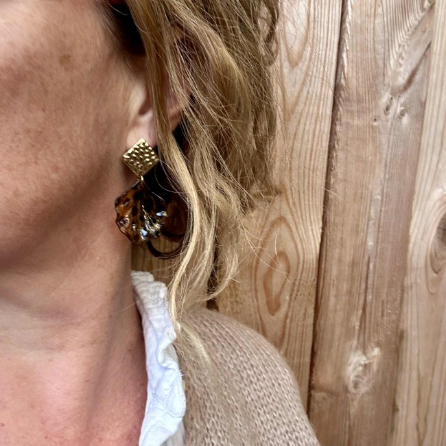 boucles d'oreilles de créateur, pendentif pétale fleur guépard clou d'oreille acier inox doré, portées, atelier proche de Bordeaux boucles d'oreilles de créateur, pendentif pétale fleur guépard clou d'oreille acier inox doré, portées, atelier proche de Bordeaux