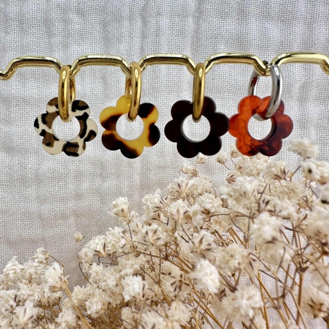 boucles d'oreilles créoles de créateur, pendentif fleur en résine et créoles acier inox doré ou argenté, atelier proche de Bordeaux boucles d'oreilles créoles de créateur, pendentif fleur en résine et créoles acier inox doré ou argenté, atelier proche de Bordeaux