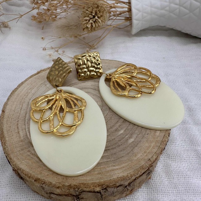 boucles d'oreilles de créateur, pendentif résine écru et fleur doré, clou oreille martelé acier inox doré, atelier proche de Bordeaux