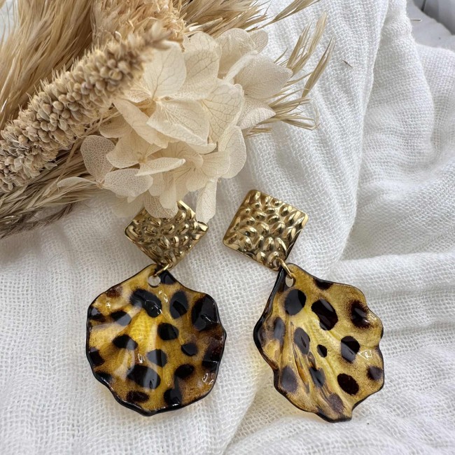 boucles d'oreilles de créateur, pendentif pétale fleur guépard clou d'oreille acier inox doré, atelier proche de Bordeaux boucles d'oreilles de créateur, pendentif pétale fleur guépard clou d'oreille acier inox doré, atelier proche de Bordeaux