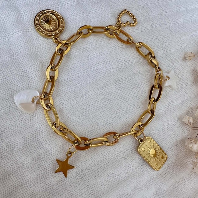 Bracelet doré personnalisé avec breloques et pampilles réalisé en atelier