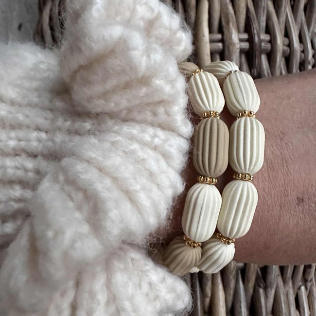 bracelets créateur perles acrylique de couleur striées et rondelles acier inox doré, élastique, portés, atelier proche de Bordeaux bracelets créateur perles acrylique de couleur striées et rondelles acier inox doré, élastique, portés, atelier proche de Bordeaux