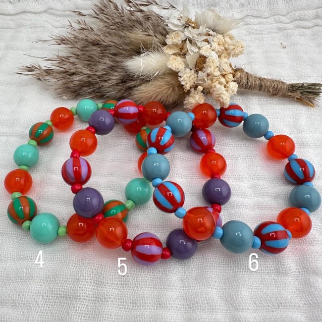 Bracelet coloré artisanal composé de perles rondes multicolores