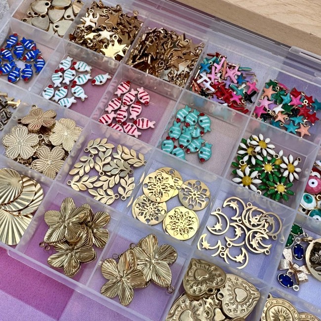 Atelier créatifs de bijoux collier et bague en acier inoxydable doré, proche de Bordeaux, plus de 150 pampilles charms au choix