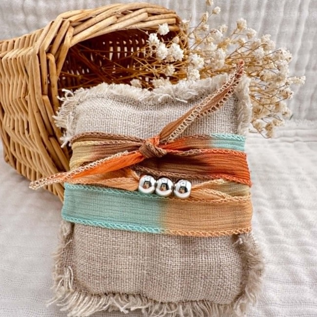 Bracelet bohème Annick en ruban de soie terracotta avec trois perles dorées