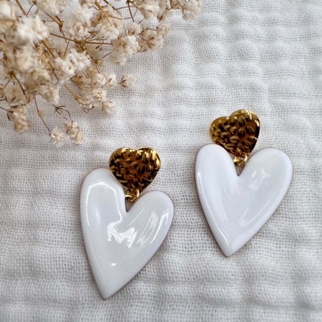 Paire de boucles d’oreilles Valentine cœurs blancs brillants avec clous dorés martelés – DEBA CREATION