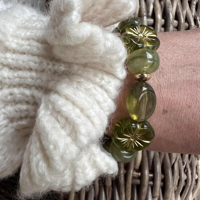 bracelet élastique de créateur, grosses perles acrylique de couleur tubes et fleurs, vert kaki, porté, atelier proche de Bordeaux bracelet élastique de créateur, grosses perles acrylique de couleur tubes et fleurs, vert kaki, porté, atelier proche de Bordeaux