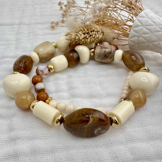 collier de créateur, grosses perles en résine beige et acier inox doré, atelier proche de Bordeaux