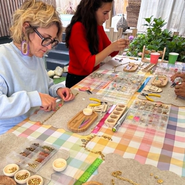 Création d'un bijou personnalisé pendant un atelier créatif à Bordeaux