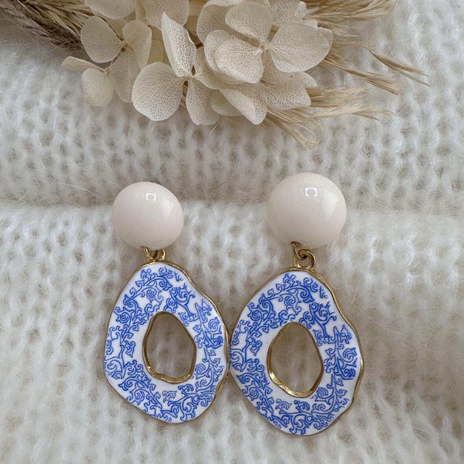 boucles d'oreilles de créateur, gouttes martelées en acier inox doré décorées de motifs floraux, clou d'oreille rond résine coloré assorti, atelier proche de Bordeaux