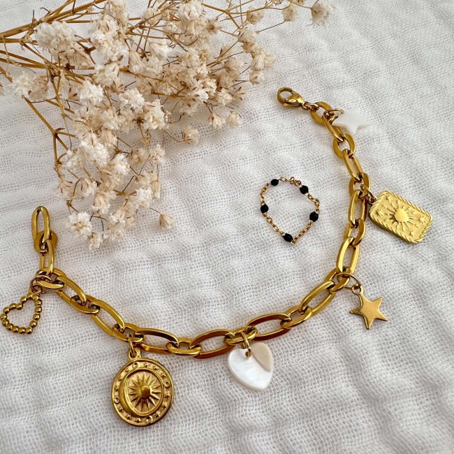 Bracelet doré à pampilles et bague fine réalisés lors d’un atelier créatif bijoux