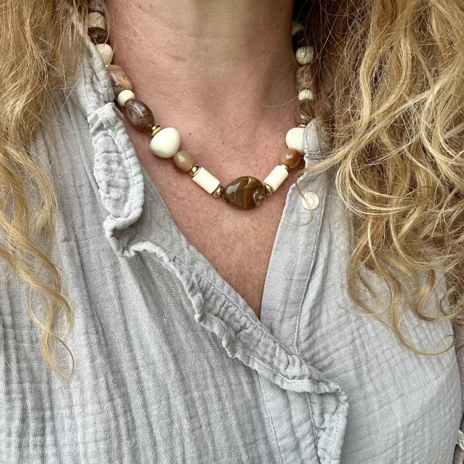 collier de créateur, grosses perles en résine beige et acier inox doré, porté, atelier proche de Bordeaux