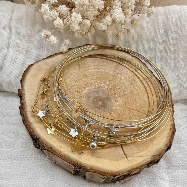 bracelets joncs ultra fins de créateur, fil en acier inoxydable doré ou argenté, mini breloques pampilles fleur, étoile ou perle, atelier proche de Bordeaux bracelets joncs ultra fins de créateur, fil en acier inoxydable doré ou argenté, mini breloques pampilles fleur, étoile ou perle, atelier proche de Bordeaux