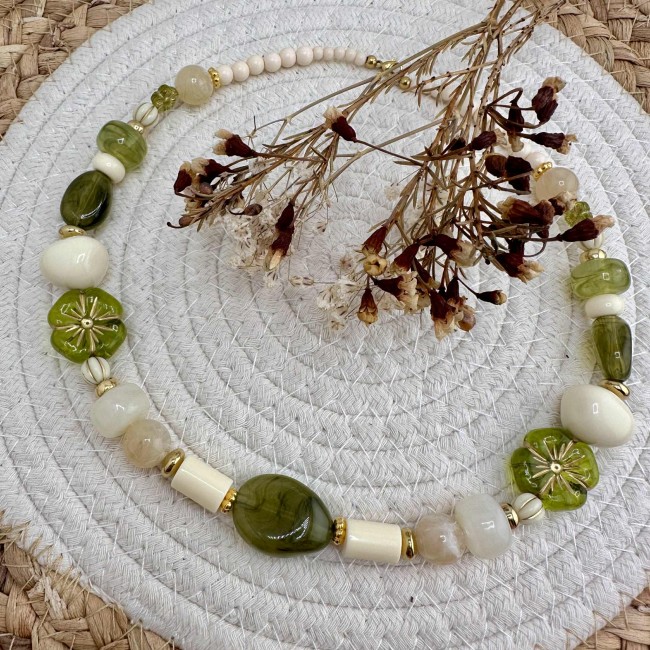collier de créateur, grosses perles en résine vert et acier inox doré, atelier proche de Bordeaux collier de créateur, grosses perles en résine vert et acier inox doré, atelier proche de Bordeaux