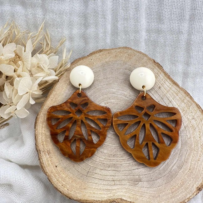 boucles d'oreilles de créateur, pendentif volute résine ajouré clou d'oreille acier inox rond résine, atelier proche de Bordeaux boucles d'oreilles de créateur, pendentif volute résine ajouré clou d'oreille acier inox rond résine, atelier proche de Bordeaux