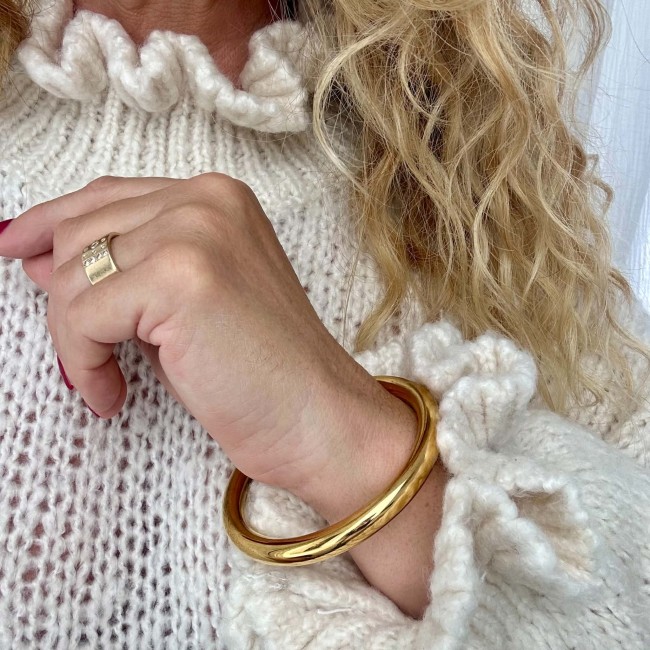 Bracelet jonc doré Yaëlle en acier inoxydable porté au poignet – DEBA CREATION
