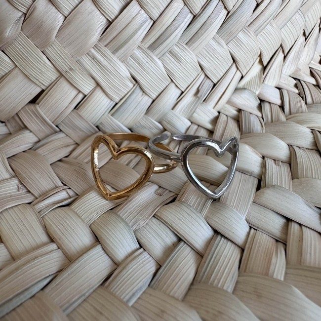 Détail bague cœur élégante