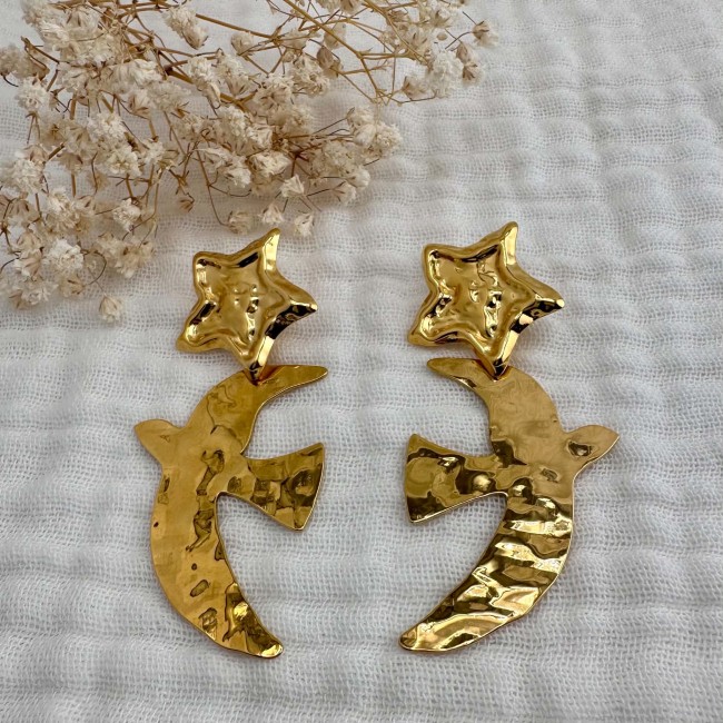 Paire de boucles d’oreilles Anaëlle avec oiseaux dorés martelés et clous étoile sur tissu écru – DEBA CREATION