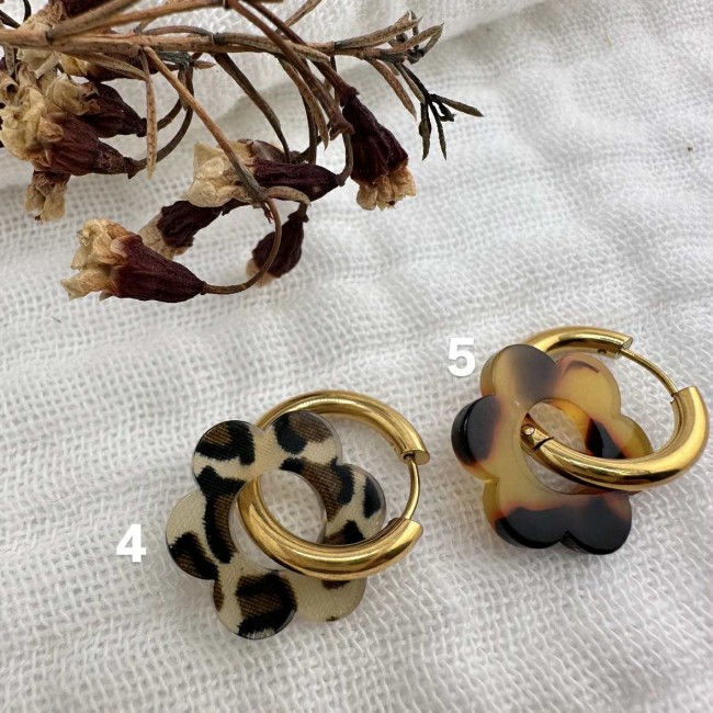 boucles d'oreilles créoles de créateur, pendentif fleur en résine et créoles acier inox doré ou argenté, atelier proche de Bordeaux boucles d'oreilles créoles de créateur, pendentif fleur en résine et créoles acier inox doré ou argenté, atelier proche de Bordeaux