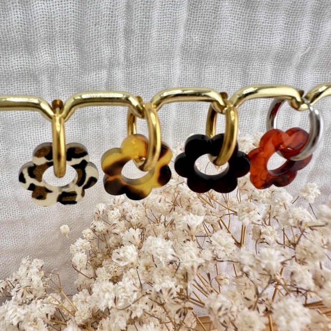 boucles d'oreilles créoles de créateur, pendentif fleur en résine et créoles acier inox doré ou argenté, atelier proche de Bordeaux boucles d'oreilles créoles de créateur, pendentif fleur en résine et créoles acier inox doré ou argenté, atelier proche de Bordeaux