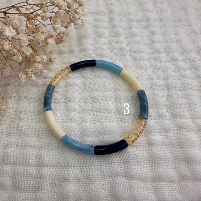 Bracelet élastique Anatole composé de tubes incurvés bleus et beige – DEBA CREATION