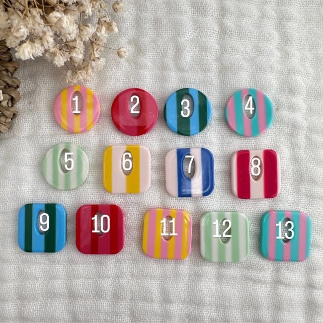 Les 13 modèles de pendentifs Capri rayés en résine disponibles