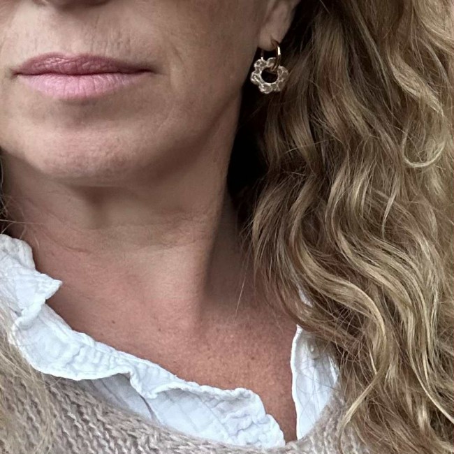 boucles d'oreilles créoles de créateur, pendentif fleur en résine et créoles acier inox doré ou argenté, portées, atelier proche de Bordeaux boucles d'oreilles créoles de créateur, pendentif fleur en résine et créoles acier inox doré ou argenté, portées, atelier proche de Bordeaux