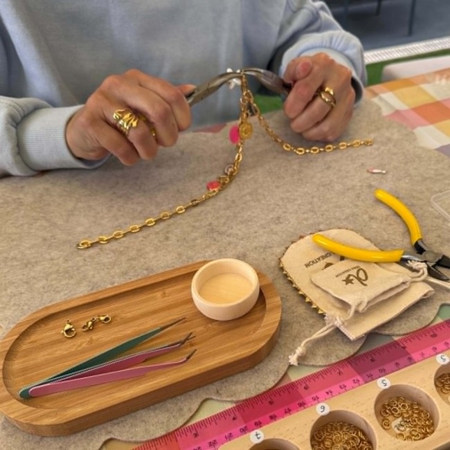 Réalisation d'un collier personnalisé pendant un atelier créatif