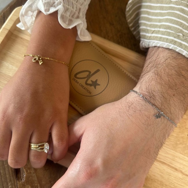 Bracelets permanents doré et argenté portés par deux personnes – DEBA CREATION
