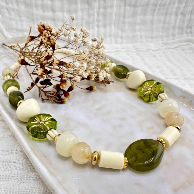 collier de créateur, grosses perles en résine vert et acier inox doré, atelier proche de Bordeaux collier de créateur, grosses perles en résine vert et acier inox doré, atelier proche de Bordeaux