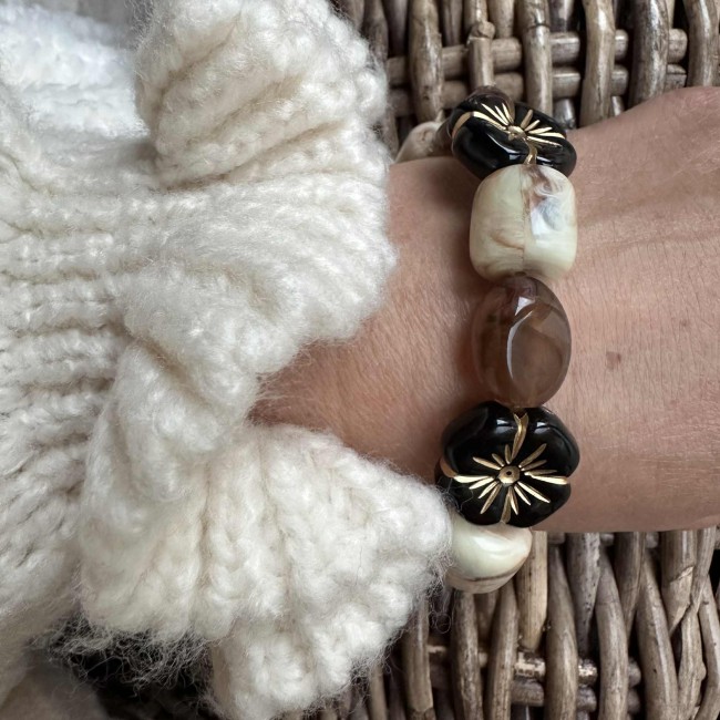 bracelet élastique de créateur, grosses perles acrylique de couleur tubes et fleurs, crème et noir, porté, atelier proche de Bordeaux bracelet élastique de créateur, grosses perles acrylique de couleur tubes et fleurs, crème et noir, porté, atelier proche de Bordeaux