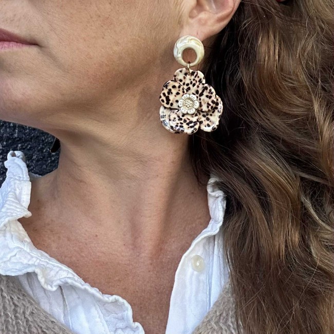 boucles d'oreilles de créateur, pendentif jolie fleur en relief moucheté marron ou blanc marbré clou d'oreille rond assorti acier inox, portées, atelier proche de Bordeaux boucles d'oreilles de créateur, pendentif jolie fleur en relief moucheté marron ou blanc marbré clou d'oreille rond assorti acier inox, portées, atelier proche de Bordeaux
