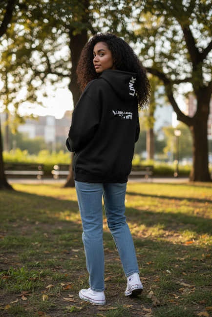 SWEAT NOIR VUE ARRIÈRE SUR MANNEQUIN